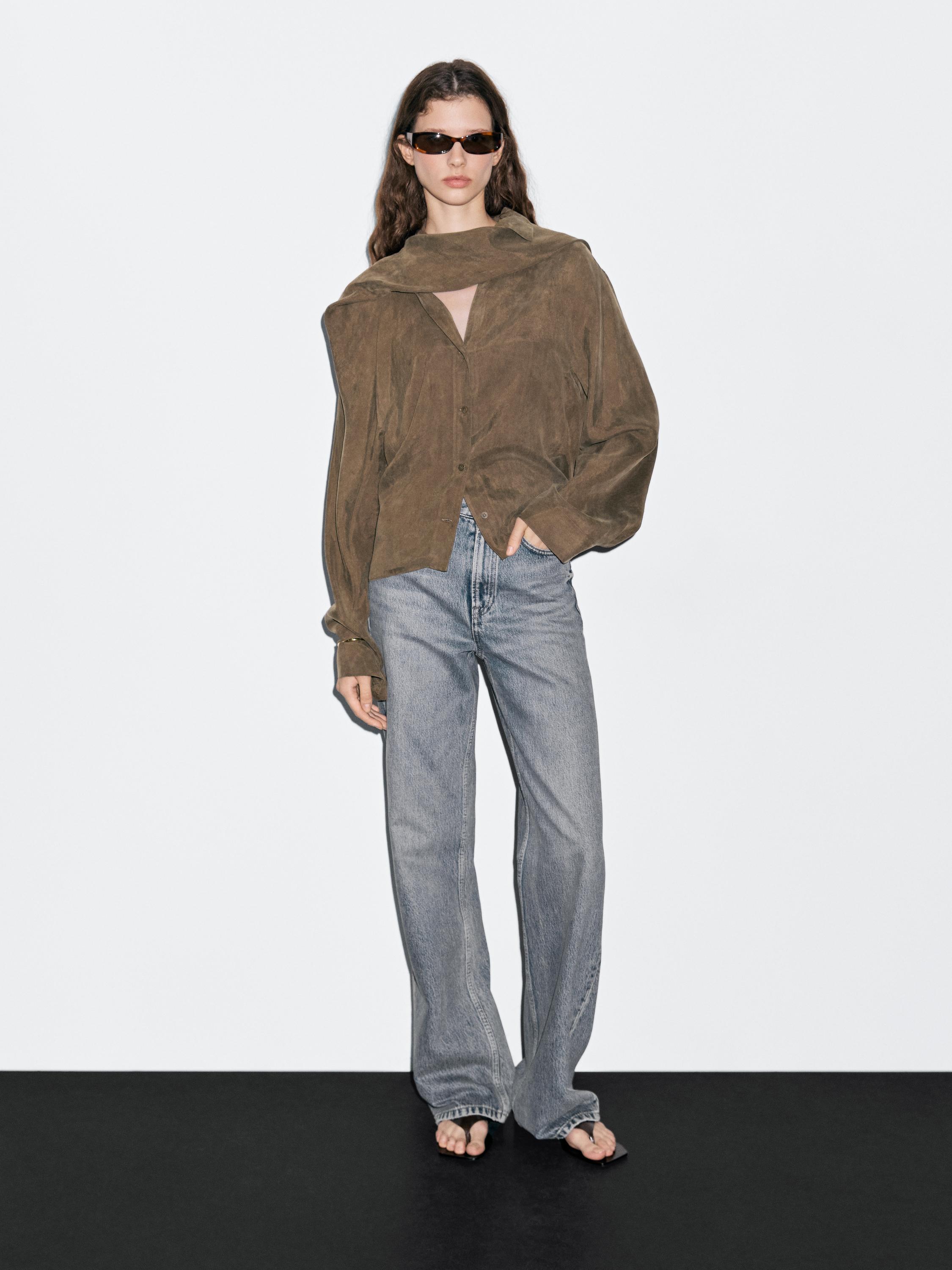 Shirt with tie at the neck